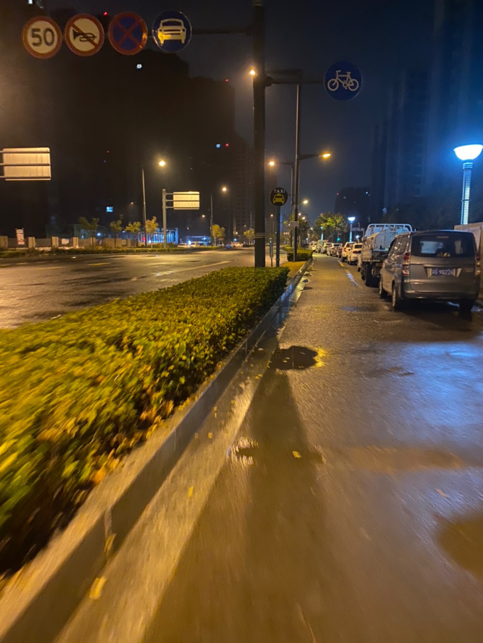 路灯下的雨夜景图片