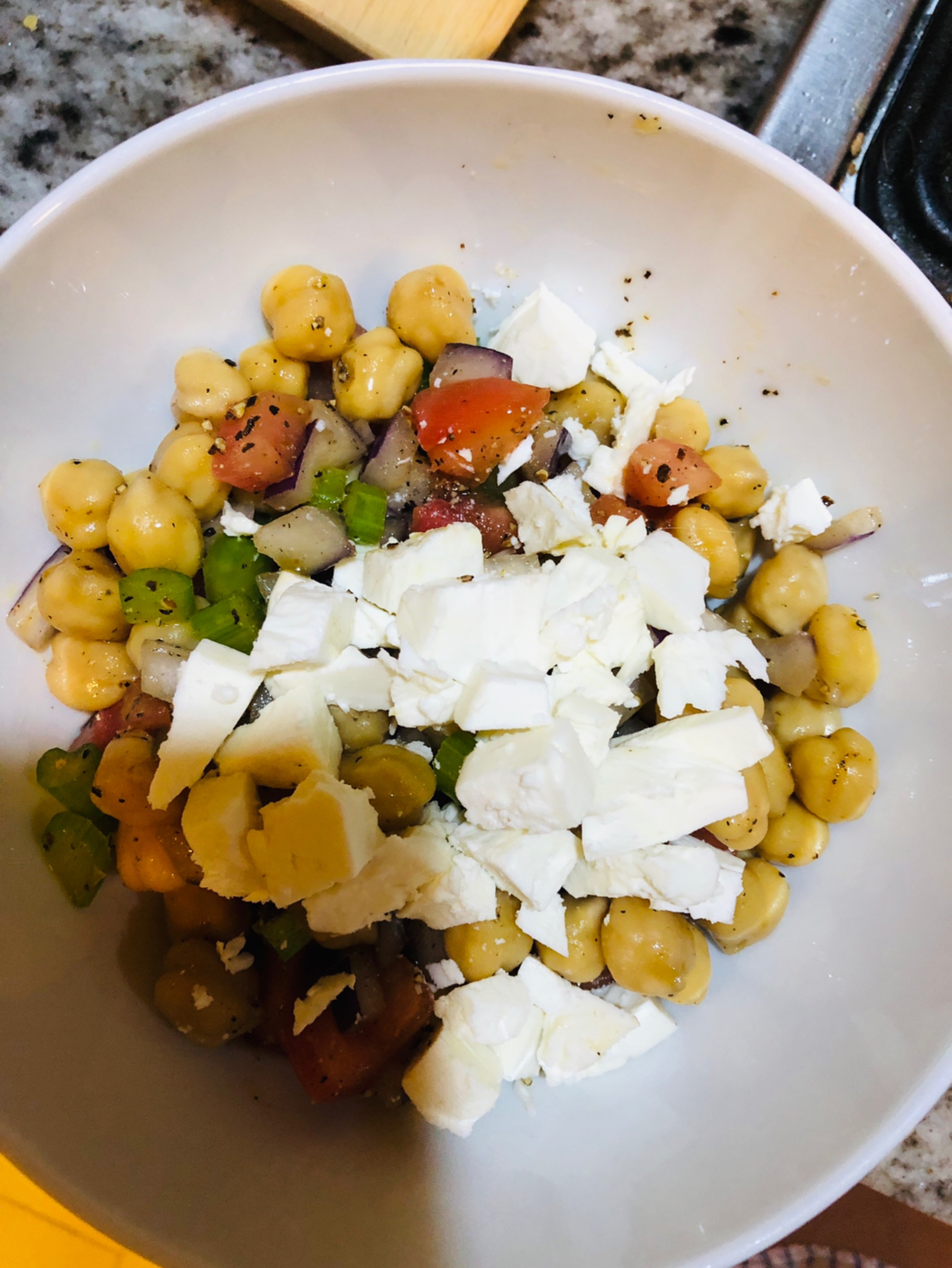 今天运动不了就减少热量摄入自制鹰嘴豆沙拉