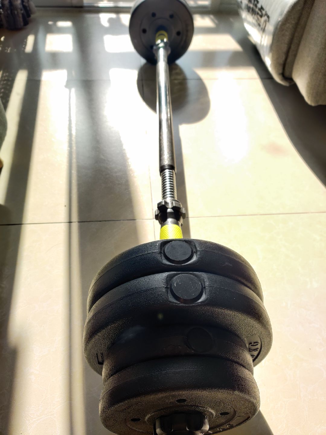 家里自制简易杠铃, 抓紧锻炼, 要不去火锅店当服务员都不合格.