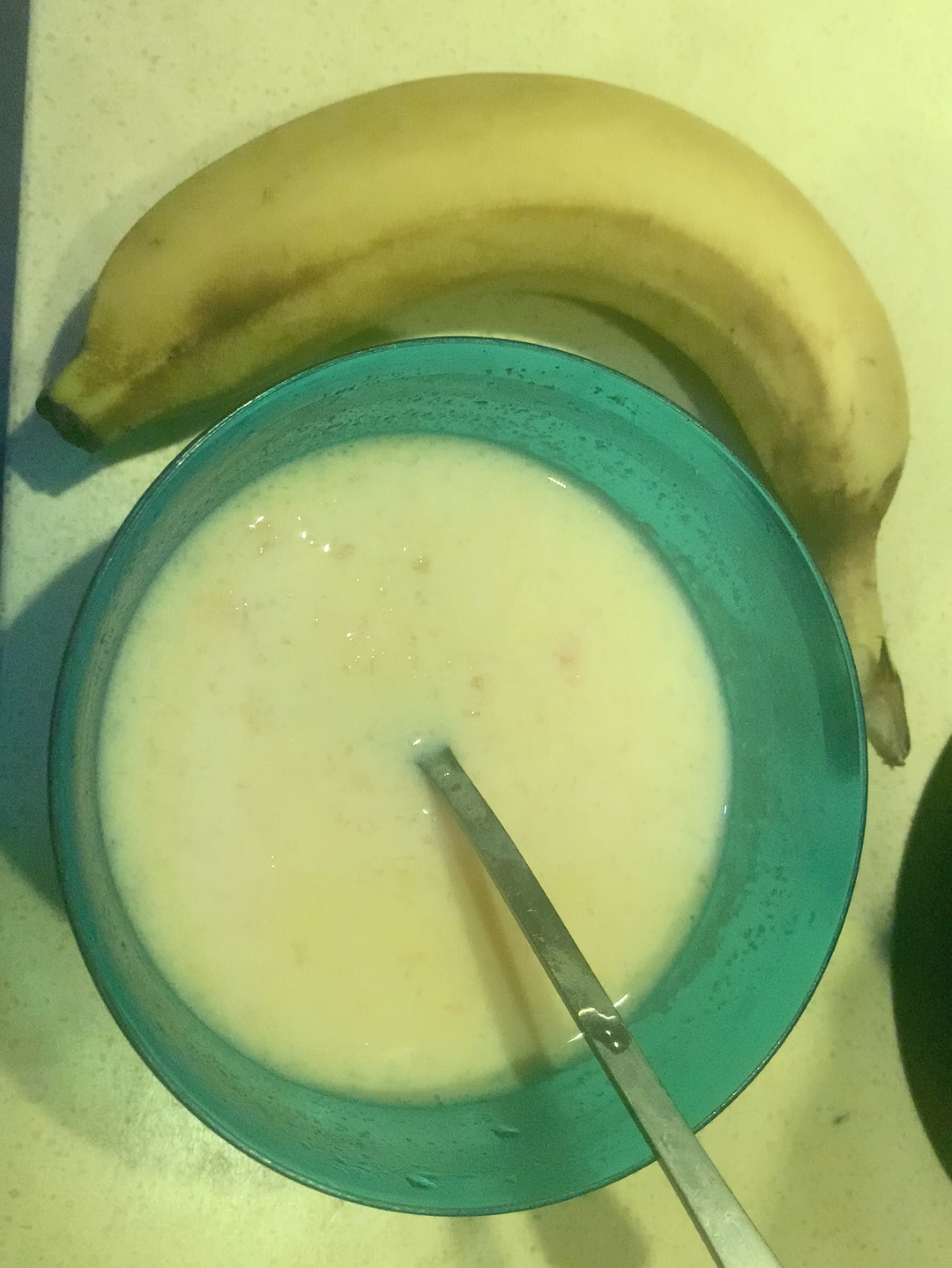 一碗自己炖的桃胶皂角雪燕牛奶木瓜一根香蕉