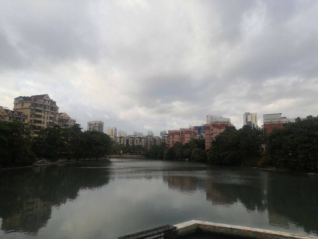 湖滨南湖滨北滨南不见北共饮湖滨水