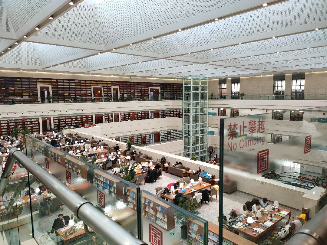 来到长春市图书馆,突然就理解了老师强调的"眼界"小朋友在兴致盎然地