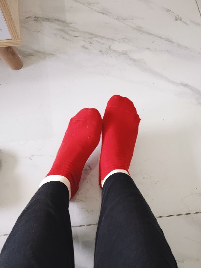 我今天好丑噢,穿了两条裤子还有大红袜子去跑步