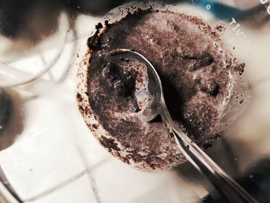 代表爱与和平向着这碗长得像芝麻糊的牛奶泡奥利奥立一个flag今晚必去