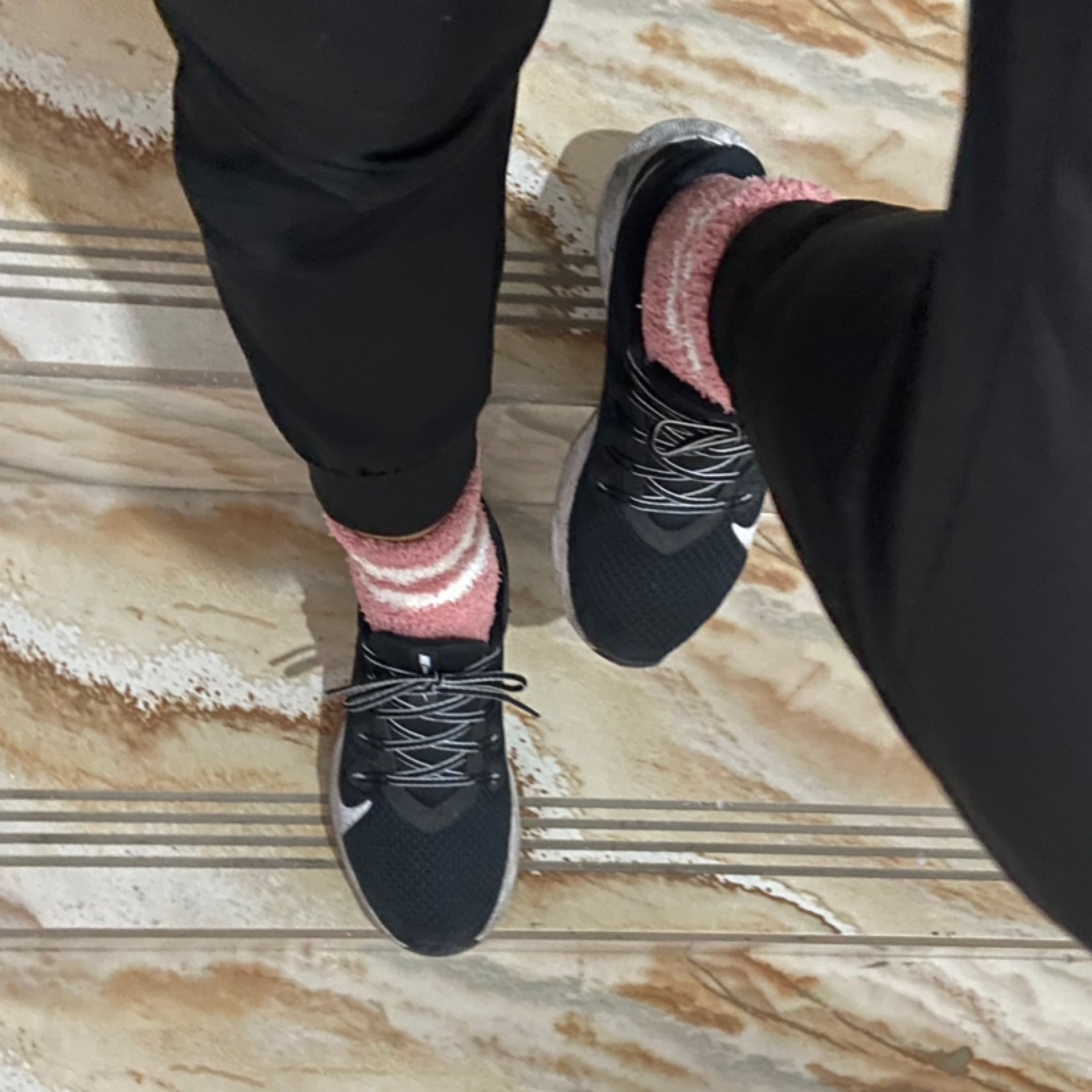 穿着两双袜子跑