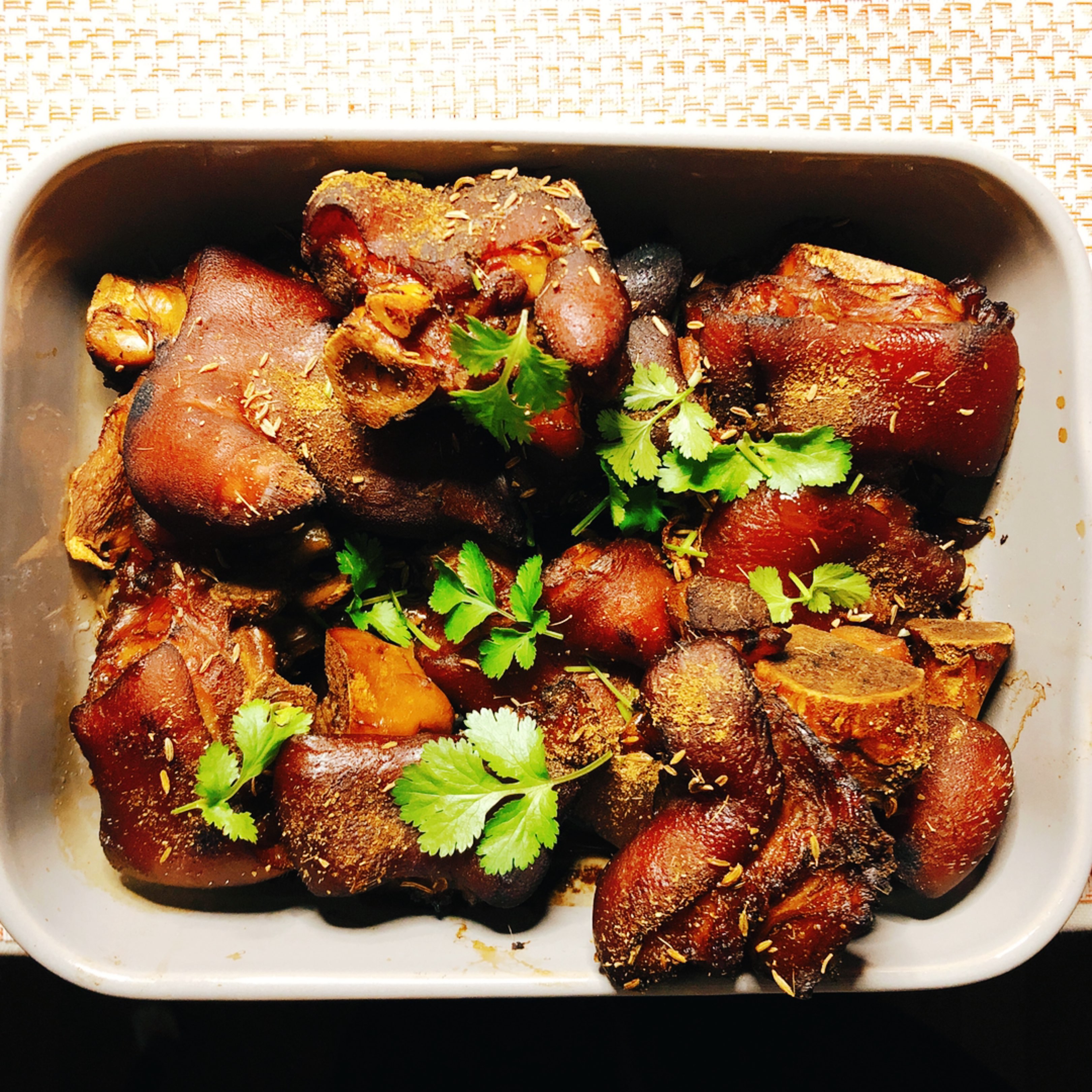 嘻嘻吃个烤猪脚要不要呀?