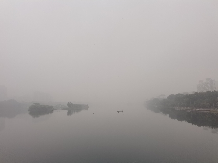 烟雨迷蒙的南湖