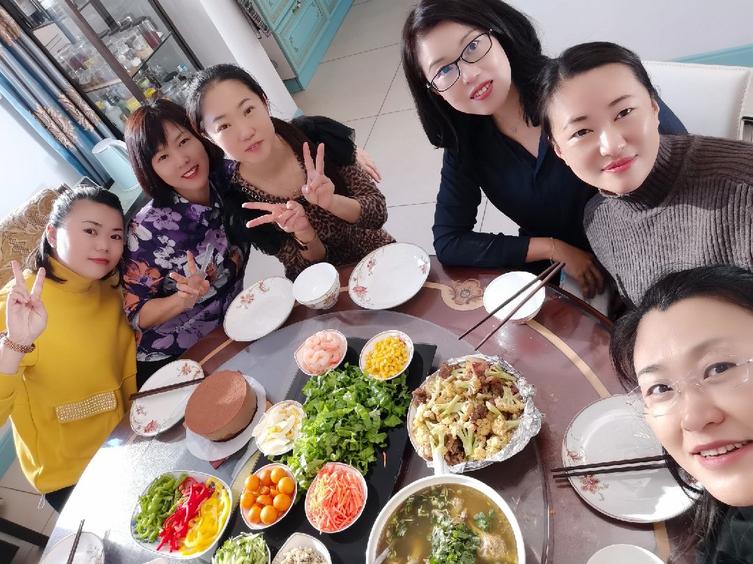 准备了小两天,今天请闺蜜们来家里吃饭,预祝姐姐生日快乐,妹妹身体