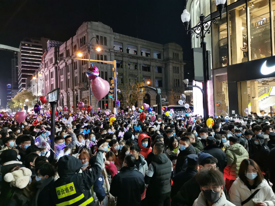 本来是想去江滩跨年跑的,结果被困步行街欢度了武汉疫情后隆重的跨年