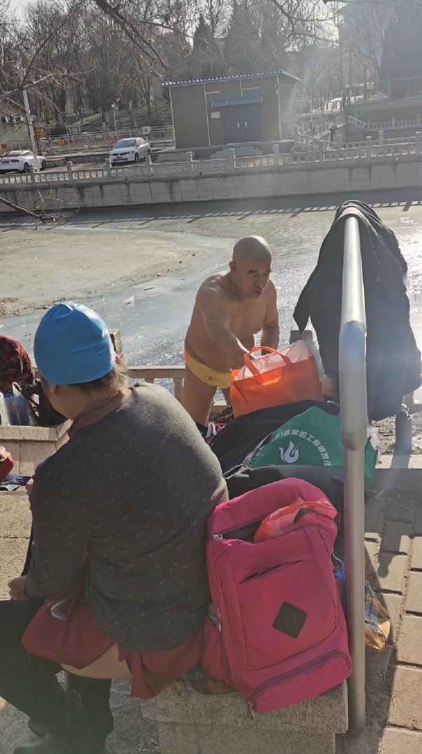 2021年和伯梁第一跑跑不动了需要继续锻炼ps一群老头老太太在冰水里