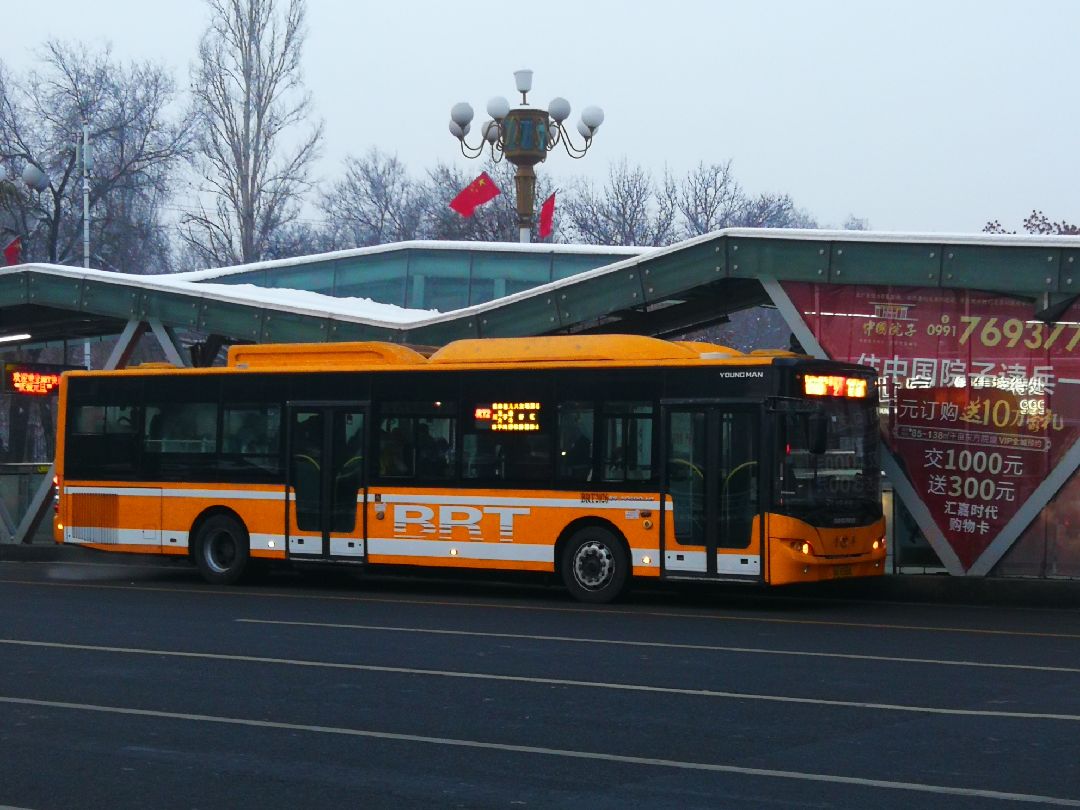 奔跑路过停靠在八楼的2路汽车2021祝友友们都心想事成万事如意努力