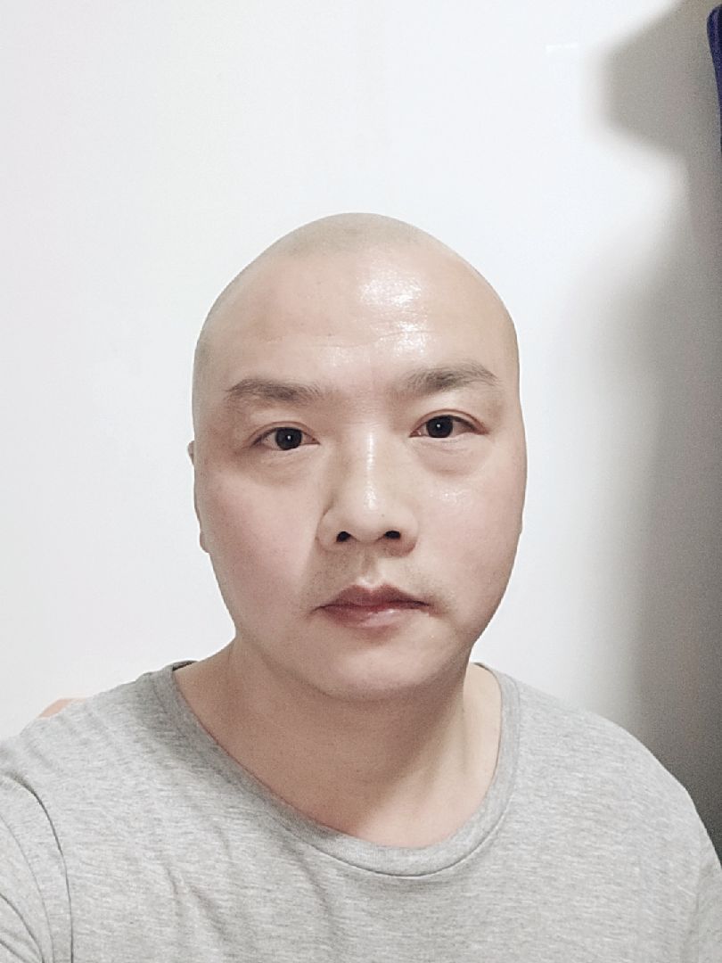 果然是帅哥,就算是光头也还是那么帅气.