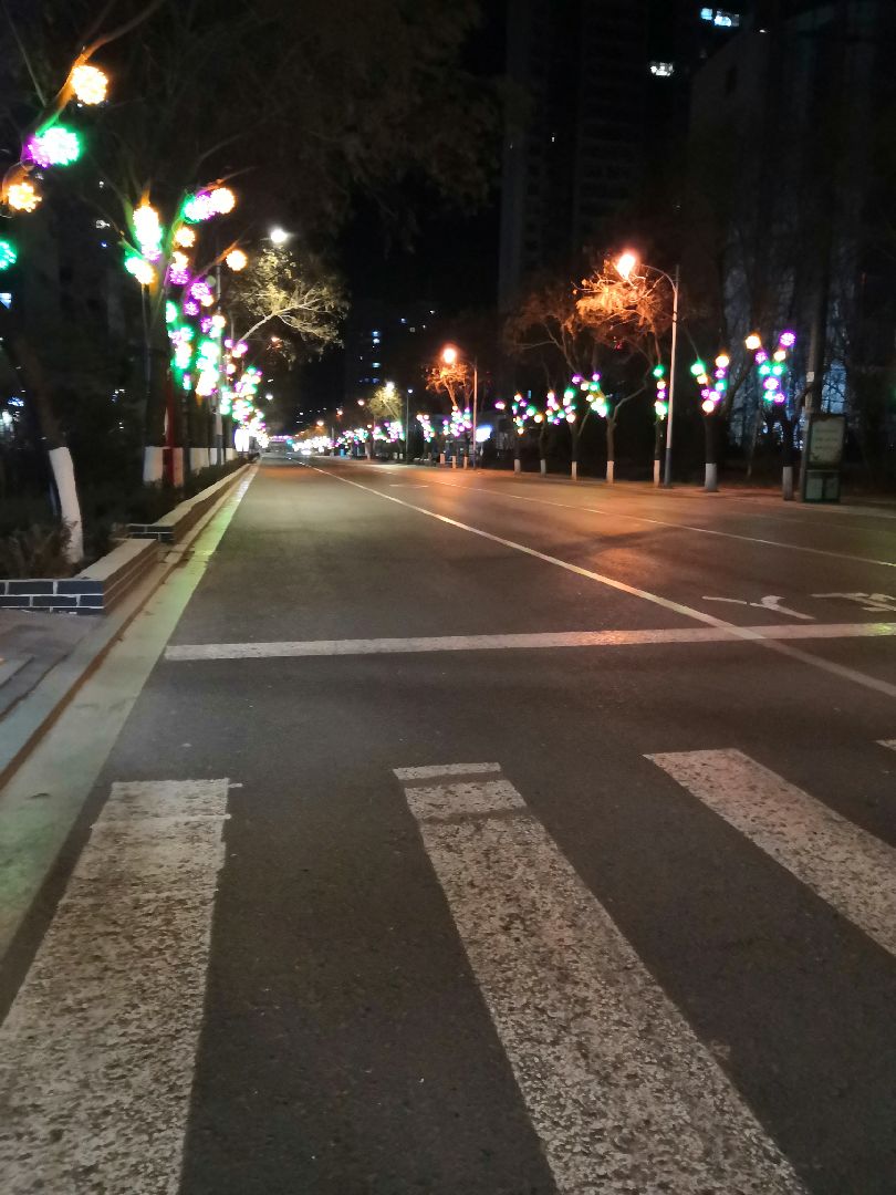 空荡荡的街道清静起来都那么美加油吧