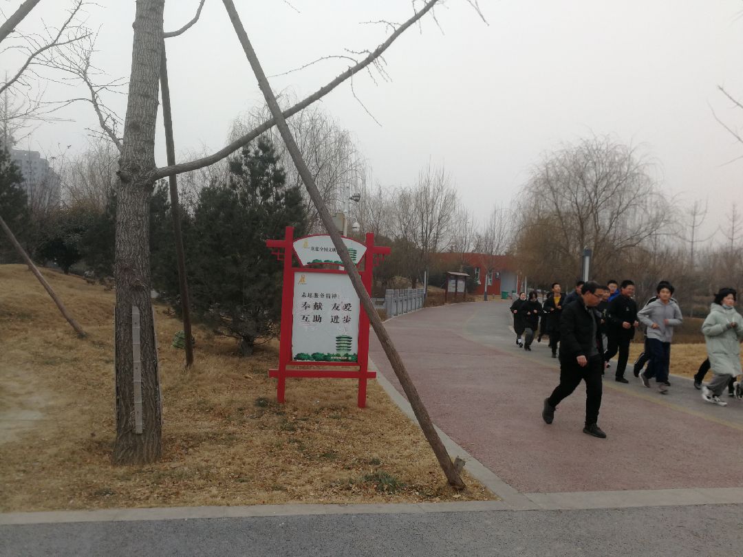 05公里, 58分38秒  完成 龙安公园  开启跑步实况 精彩动态 瑜伽小白