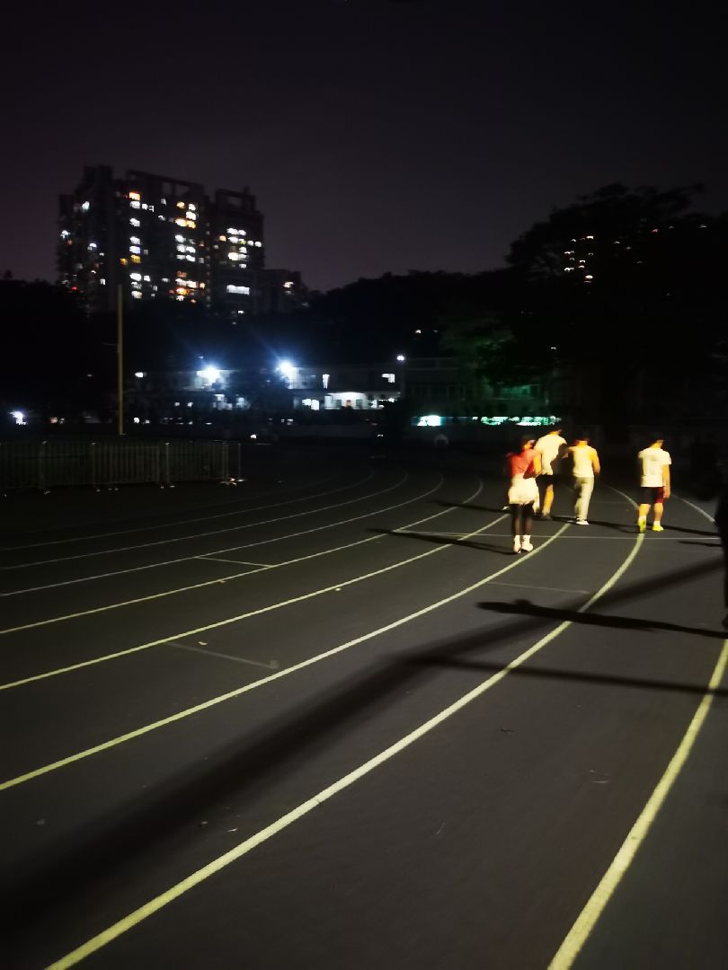 夜晚10点多足球场还有很多人热爱跑步