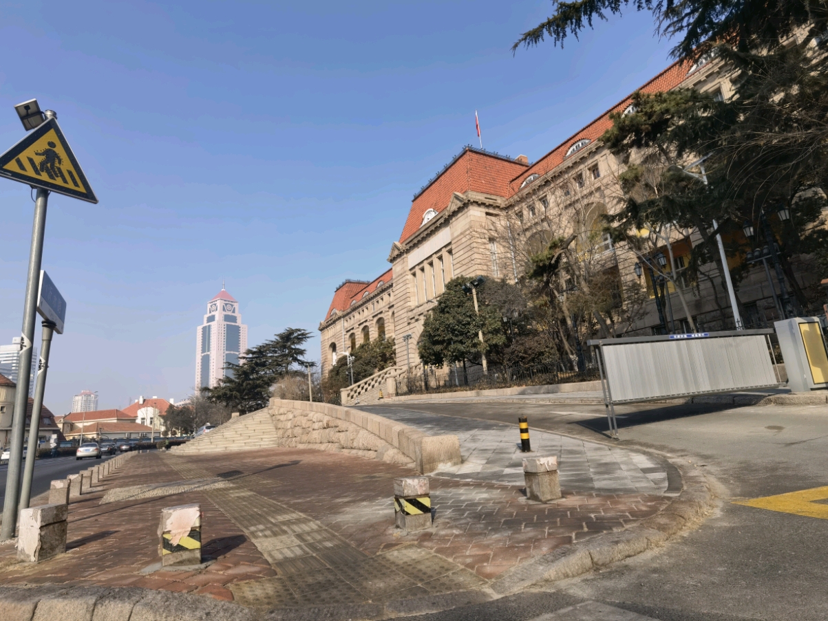 红砖绿瓦,碧海蓝天,青岛是一个有故事的城市.