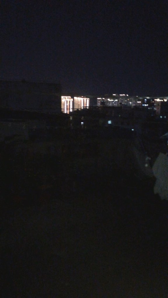 天黑了,在家里的楼顶一个人偷偷健身