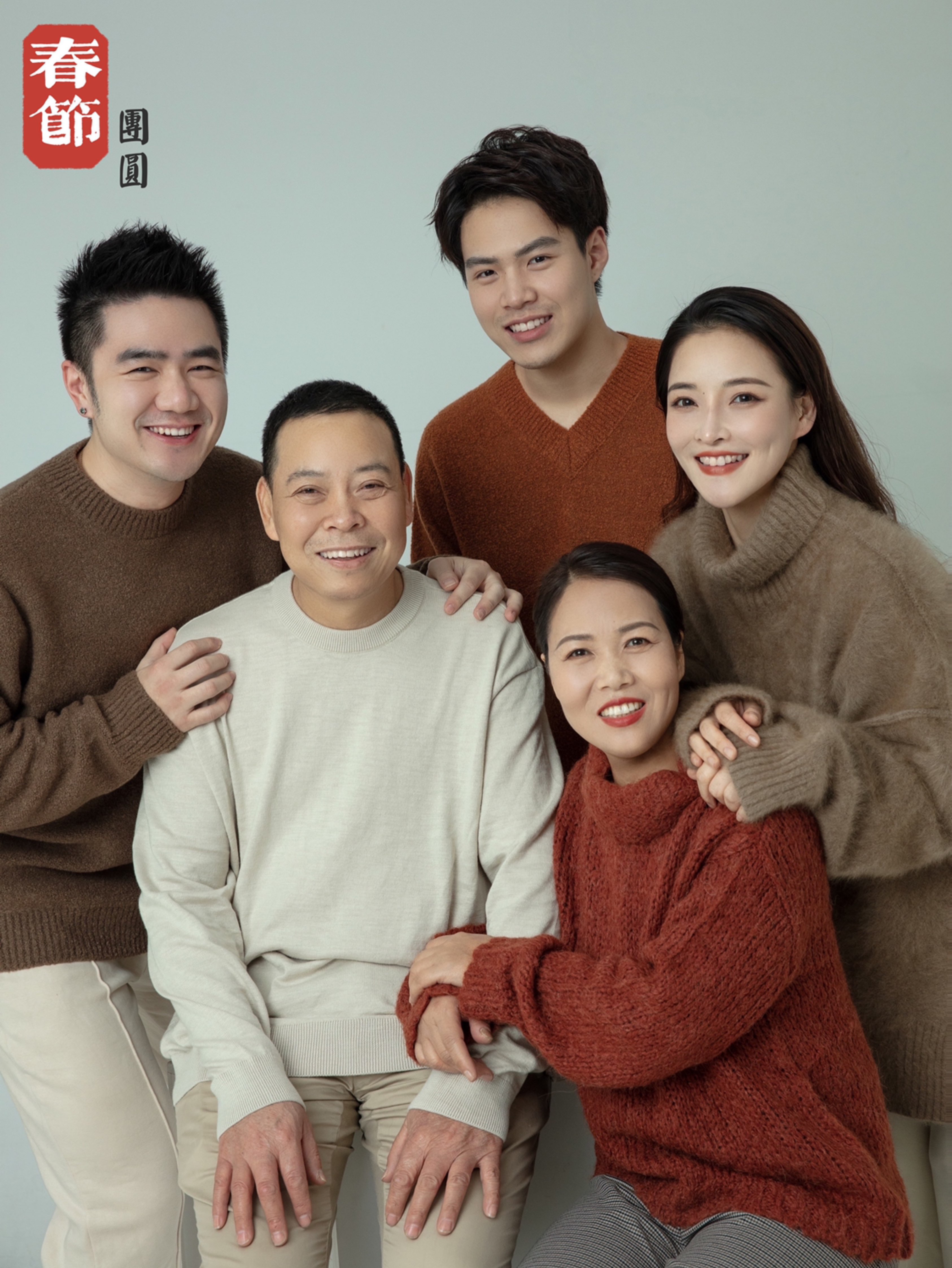 全家福拍出了优衣库广告的感觉[笑哭]  趁着今年30岁,我妈50岁,说是