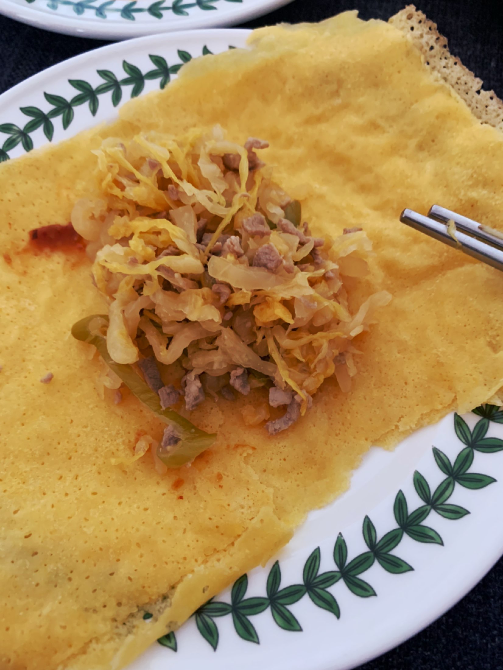 麻麻做的煎饼卷酸菜太好吃啦,我吃了三张煎饼 呵呵呵