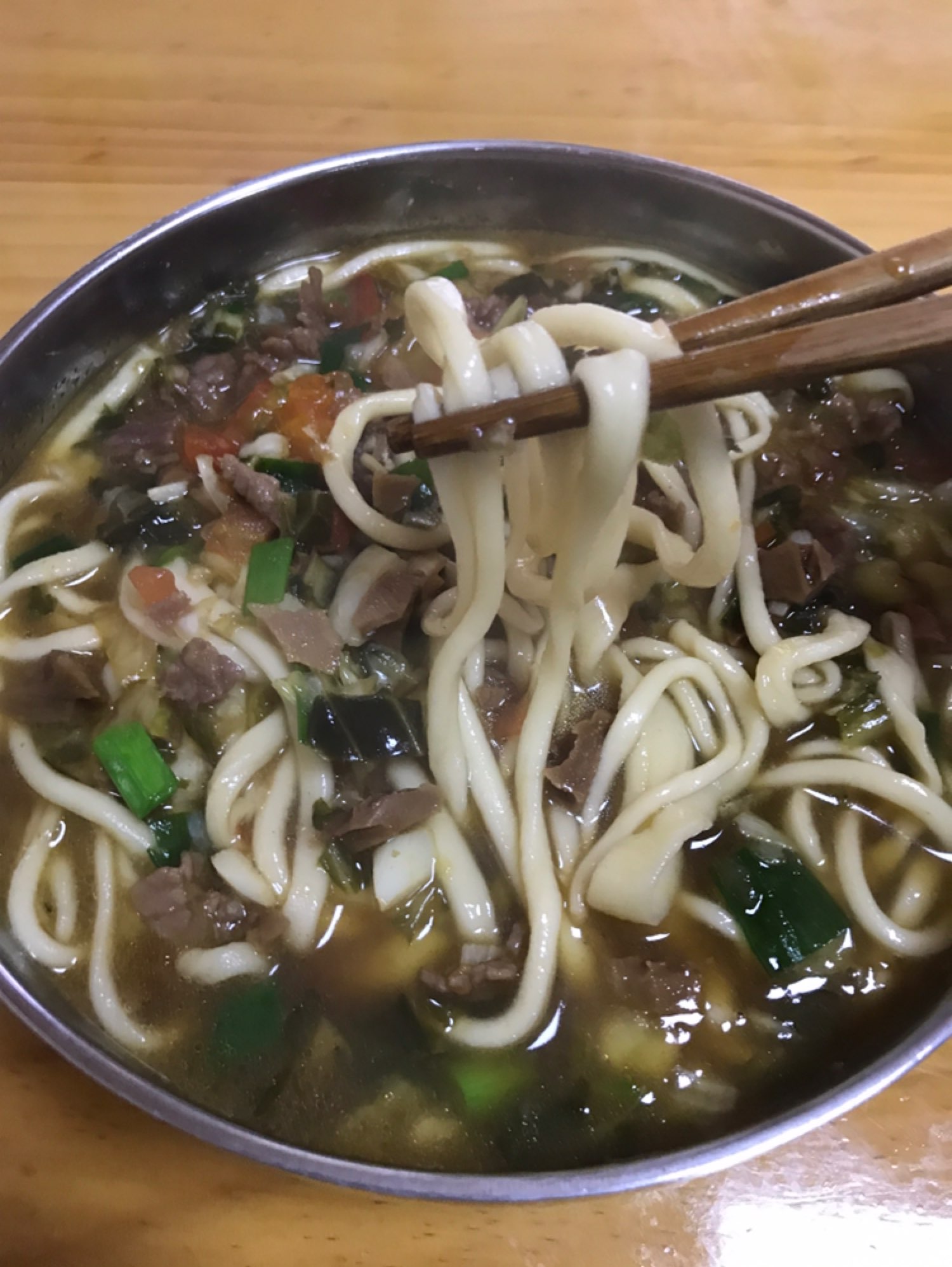 一大碗牛肉面,太饱了走走后又饿了.