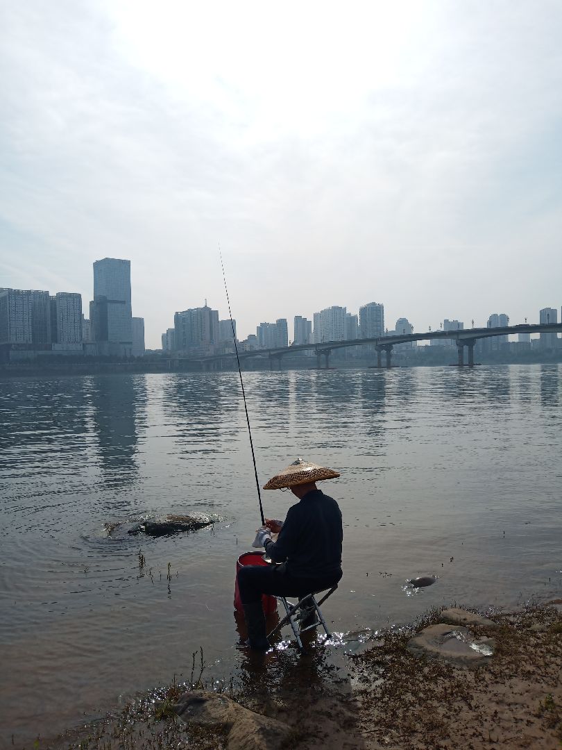 清晨,江边的垂钓者