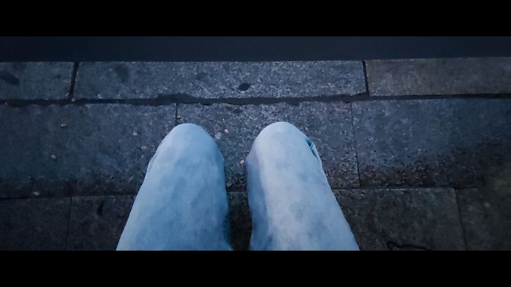 想出门呼吸下雨后清新的空气,可走到半路就被雨淋成了傻逼!