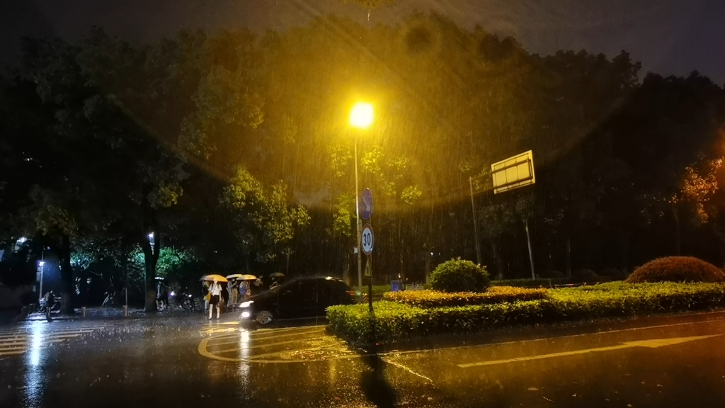 雨下整夜我的爱溢出就像雨水