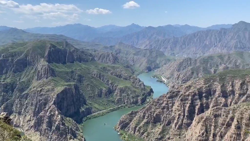 高山巍峨拔地起綠水長流天上來登頂俯瞰全是景一覽無餘皆是情