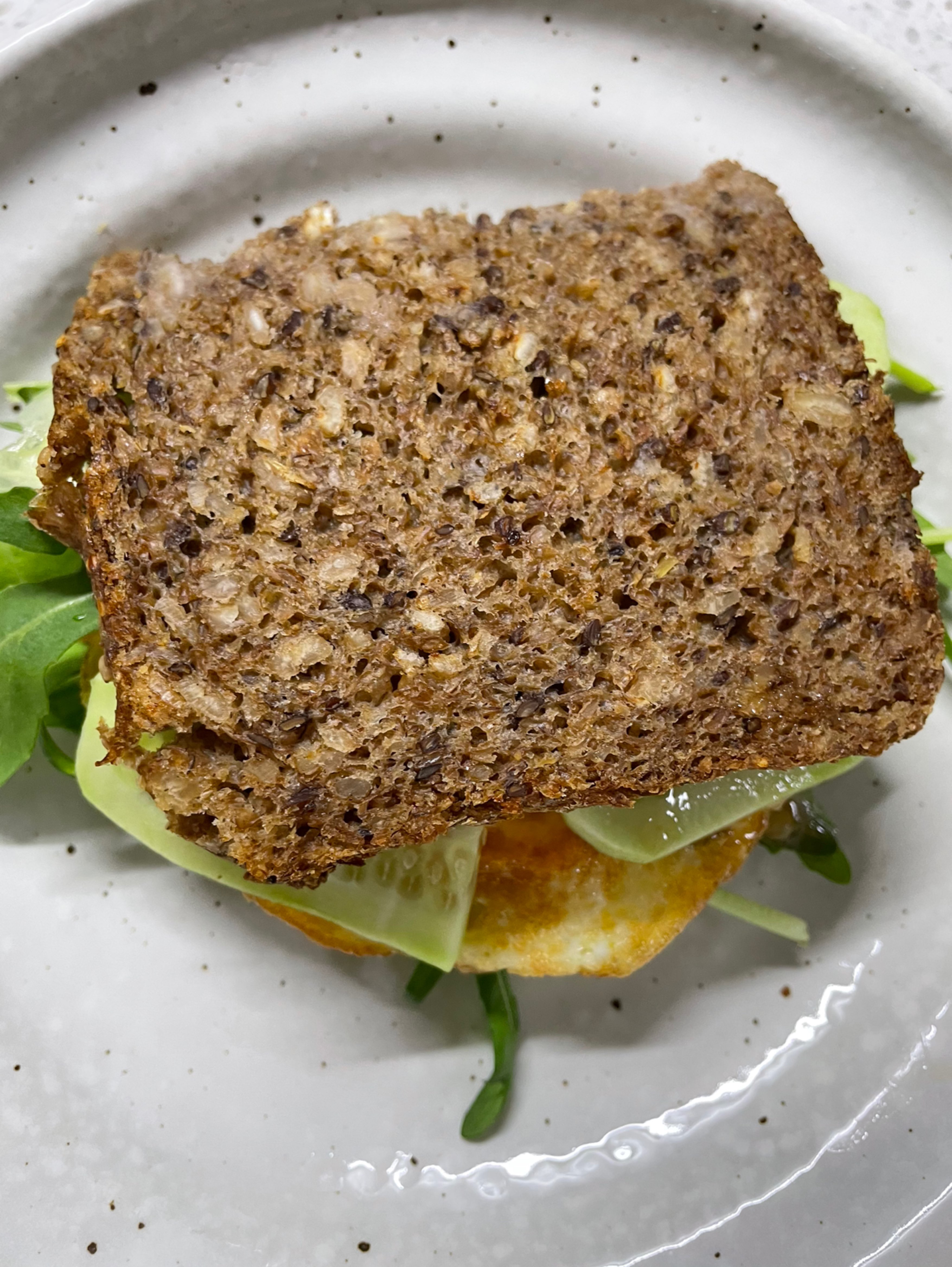 平底锅烘过的捷森黑面包,加上自己喜欢的蔬菜和鸡蛋,居然味道灰常不错