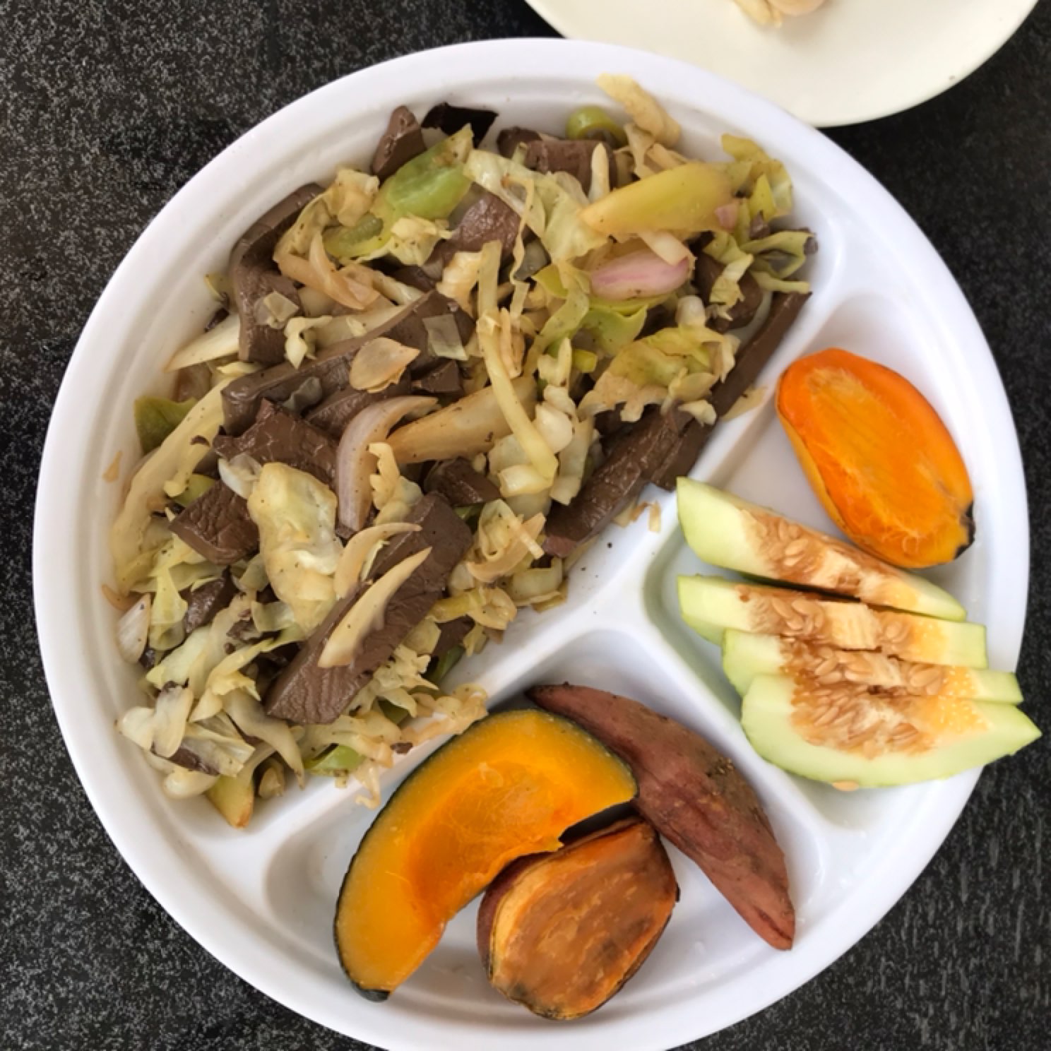 图①是图书馆的加餐 红枣半个苹果南瓜 以下图是刚刚吃完的午饭鸭血炒